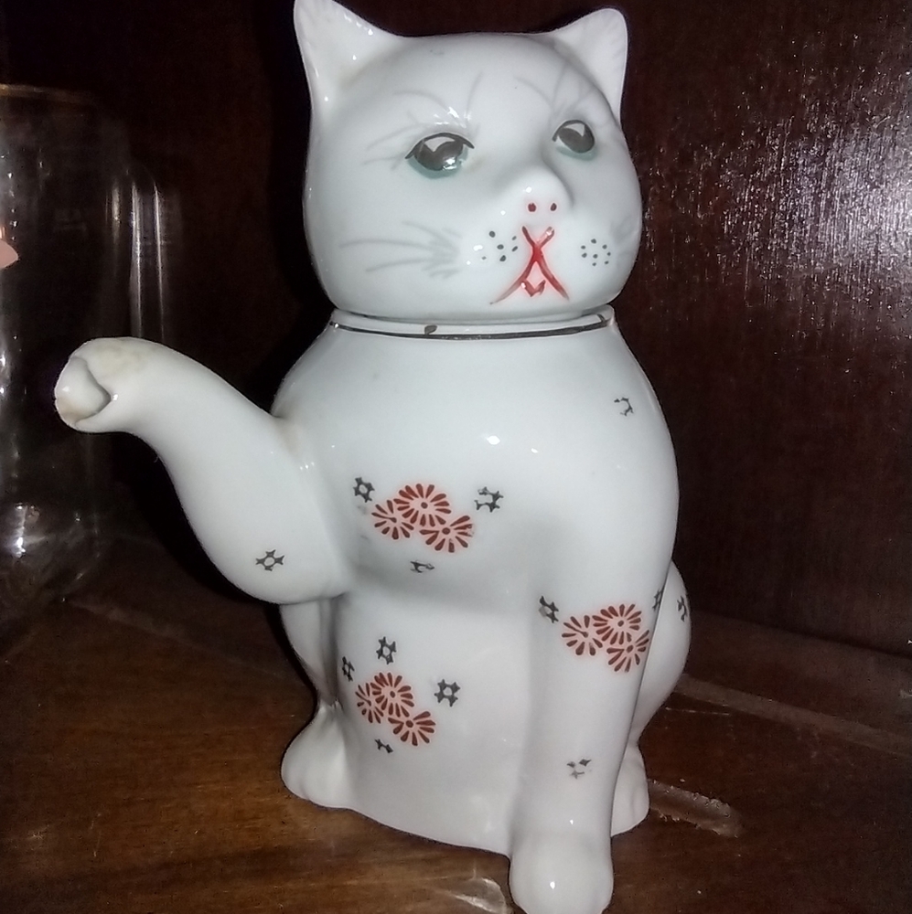 Vintage Porcelain Feline Teapot
